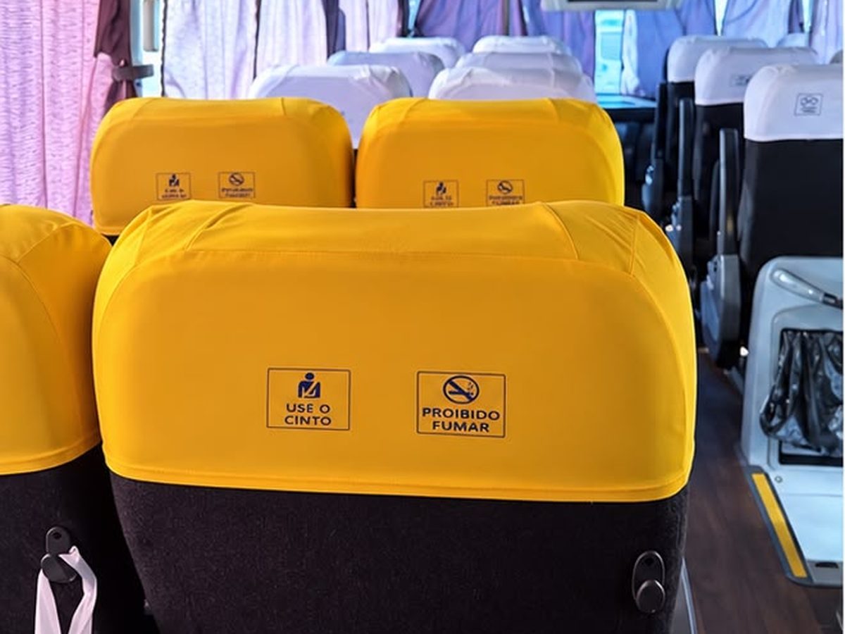 Capas de cabeceira amarelas serigrafadas com os avisos Use o cinto e Proibido fumar