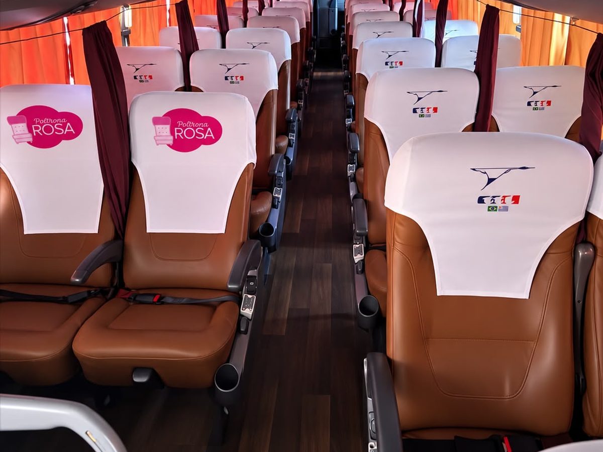 Capas de cabeceira personalizadas Espaço Rosa e cabeceiras brancas com logomarca em ônibus