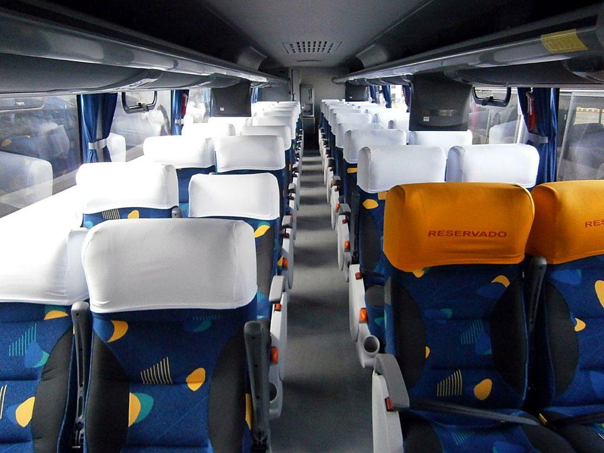 Cabeceiras em tecido em poltronas de ônibus rodoviário, foto 1 de 4