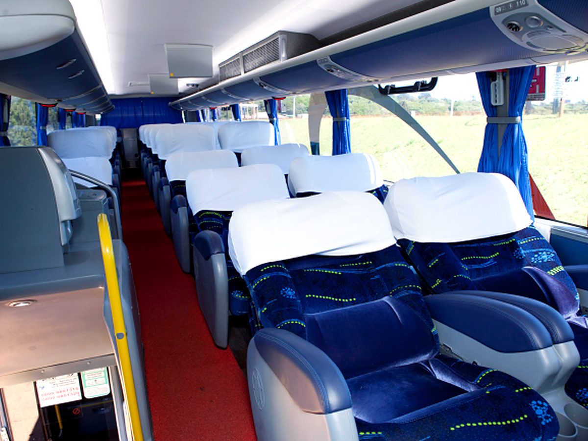 Cabeceiras em tecido em poltronas de ônibus rodoviário, foto 2 de 4