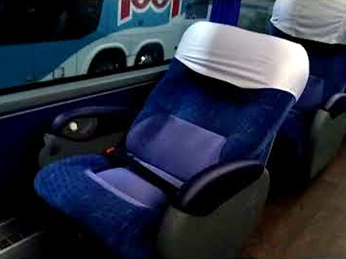 Cabeceiras em tecido em poltronas de ônibus rodoviário, foto 4 de 4