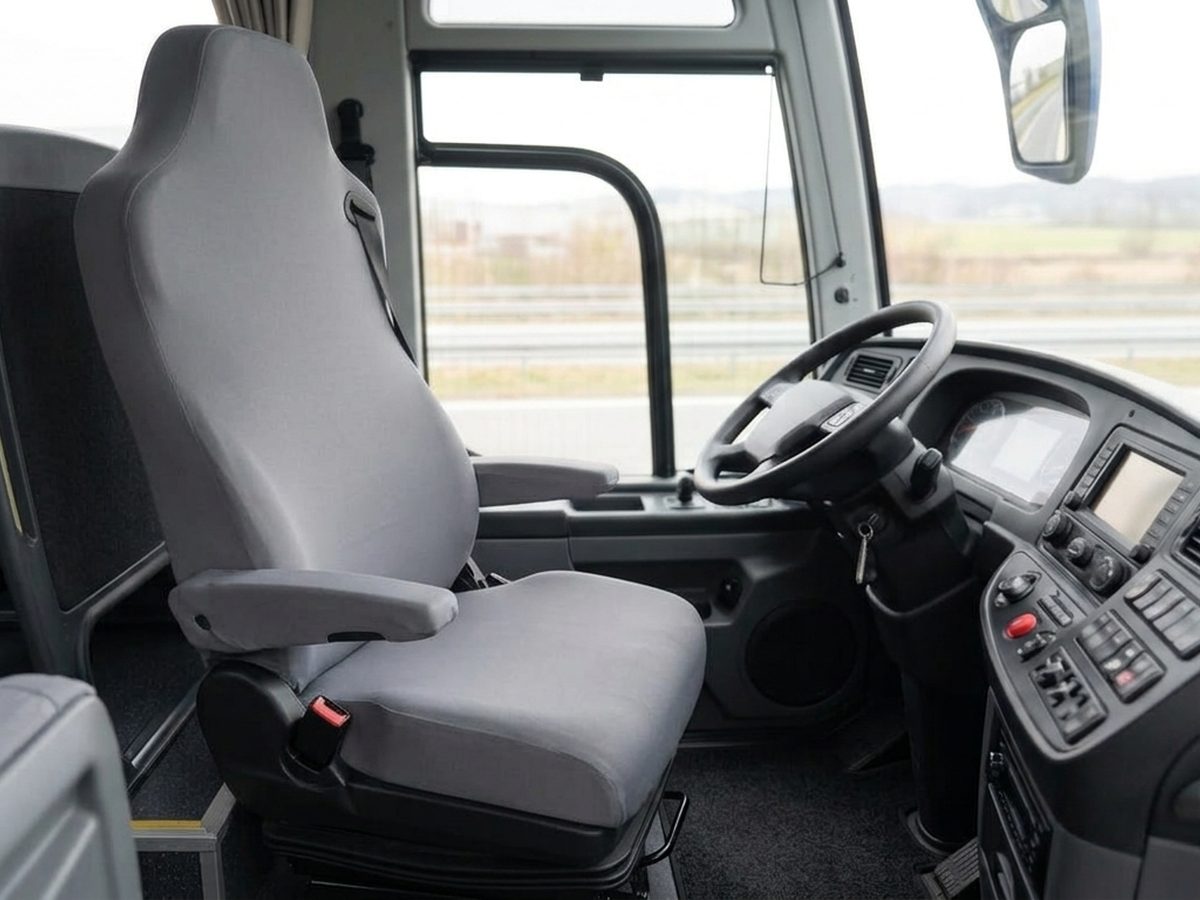 Banco do motorista de ônibus com capa de banco cinza