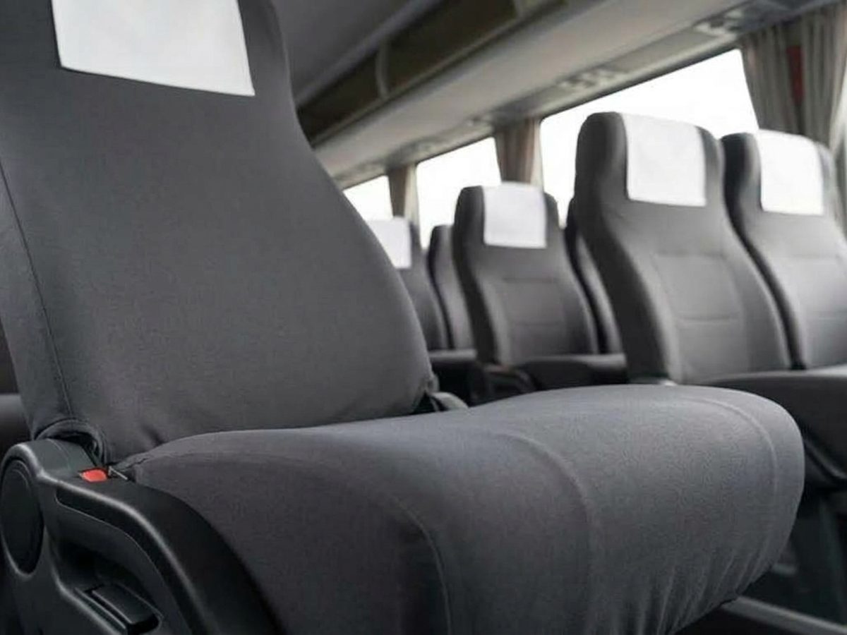 Poltrona de ônibus com capa de banco cinza-grafite