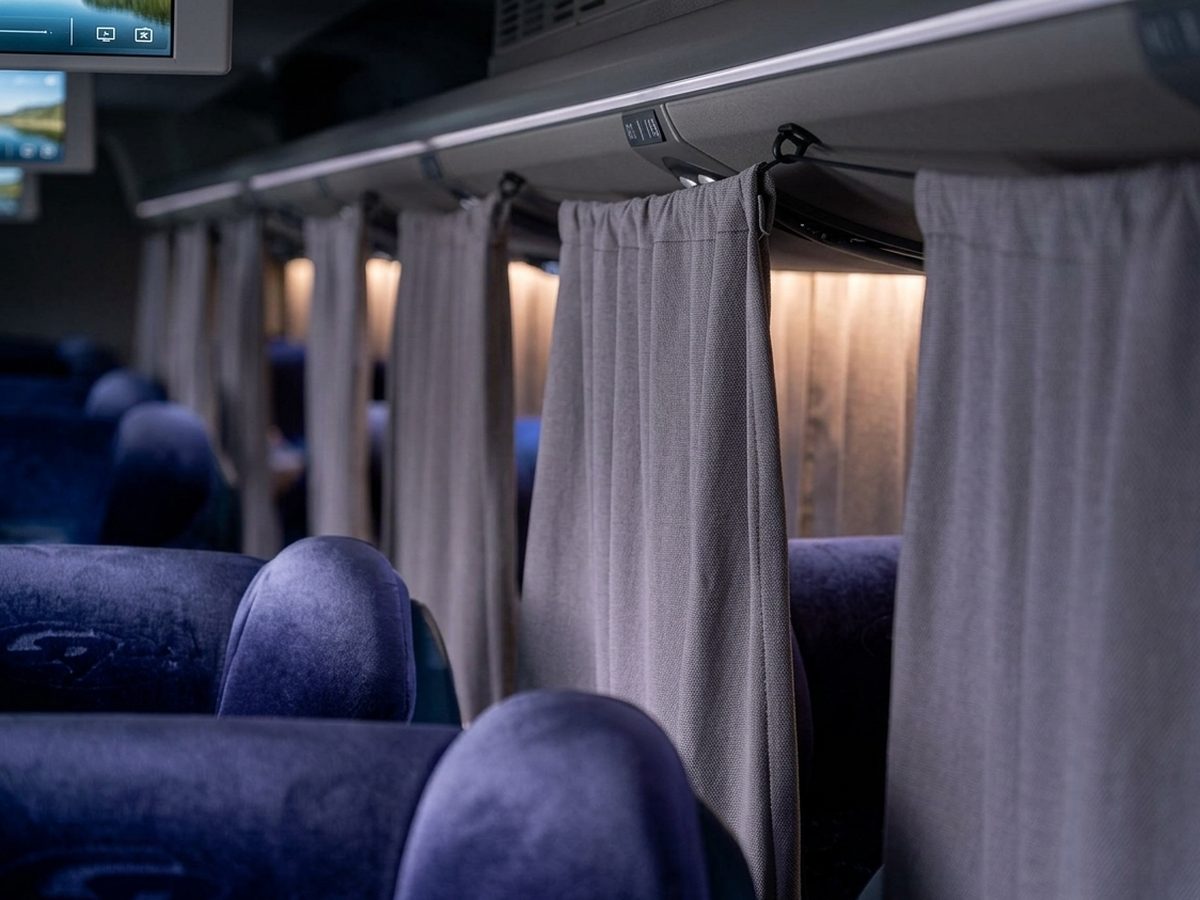 Cortinas de tecido em trilho no corredor de ônibus
