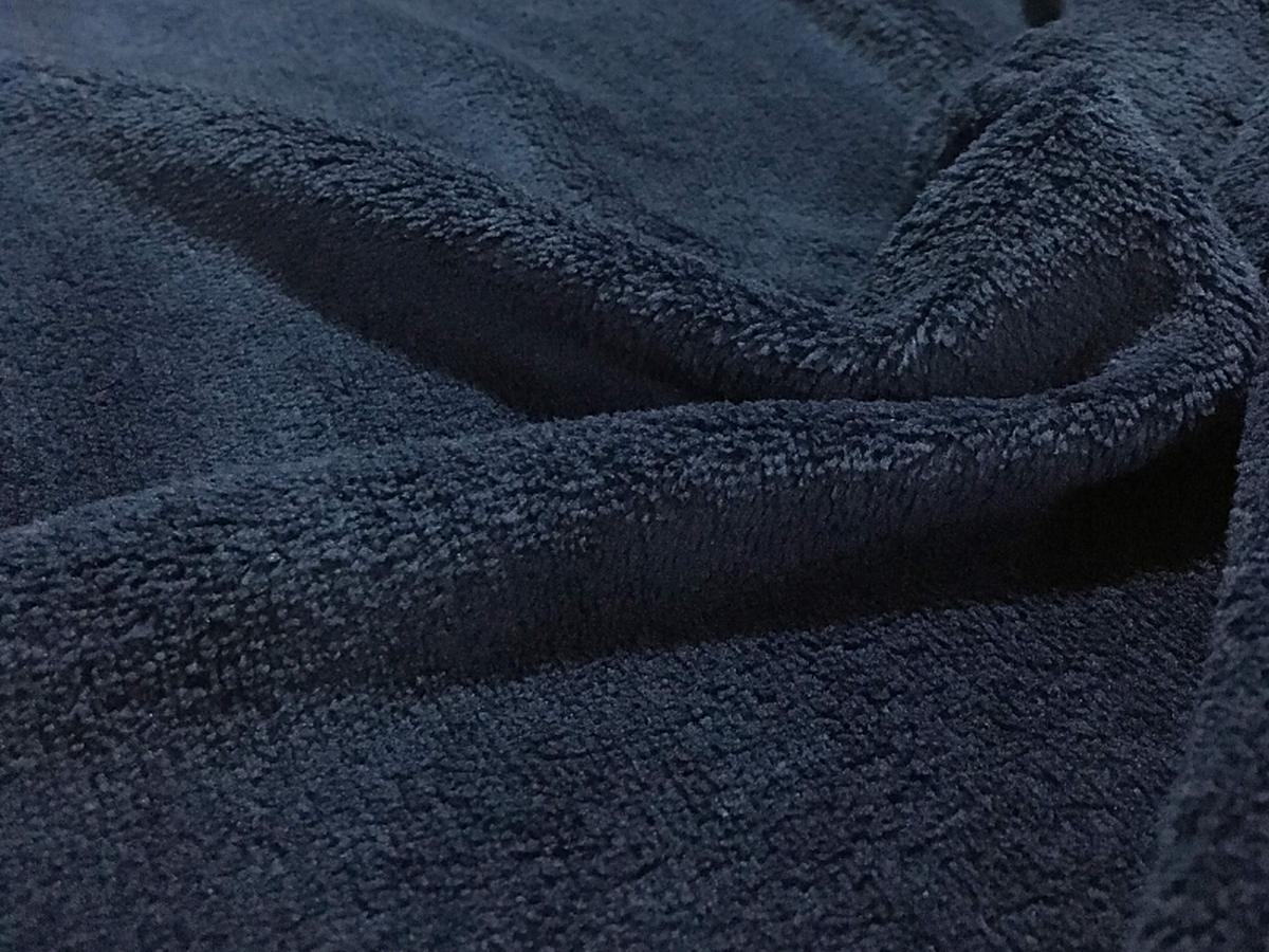 Manta em plush azul-marinho