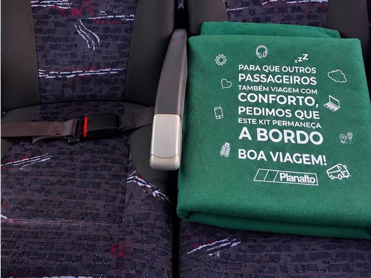 Manta verde personalizada com mensagem e logomarca da Planalto em serigrafia
