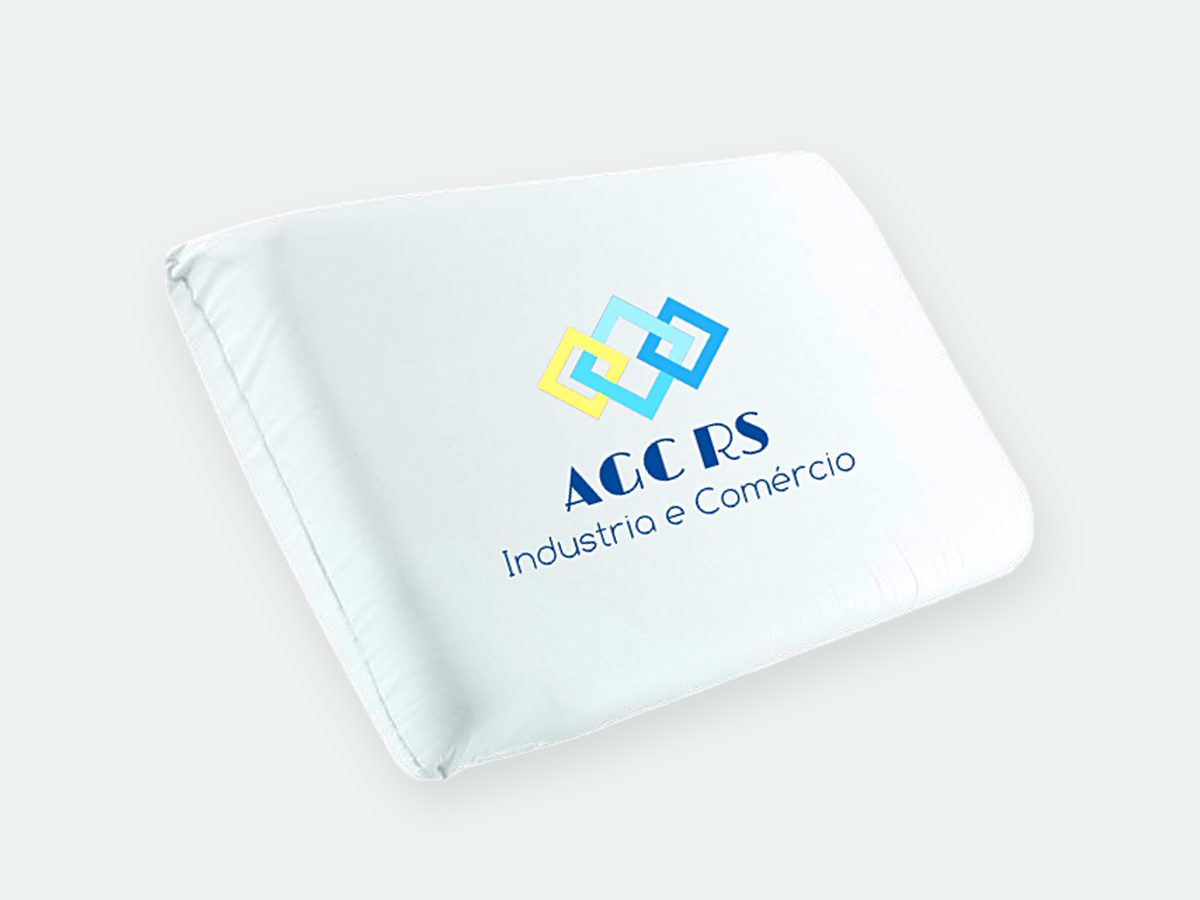 Travesseiro de espuma com o logo da AGC RS